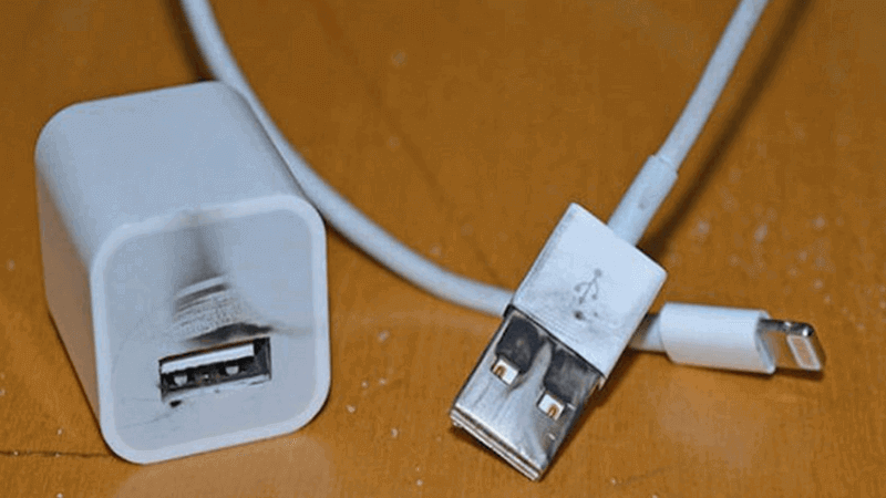 dùng củ sạc nhái gây cháy nổ