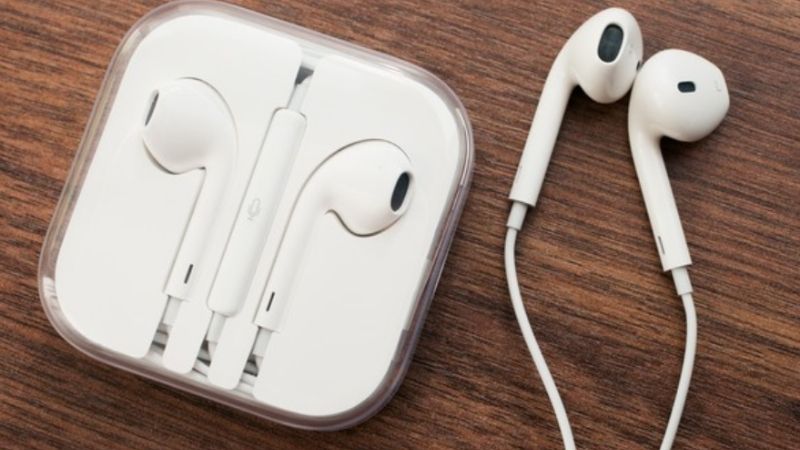 cất tai nghe vào hộp chuyên dụng