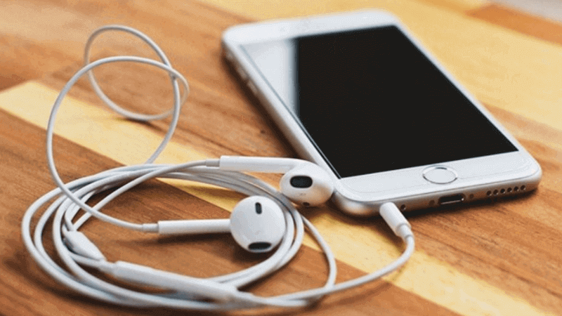 hạn chế cắm tai nghe vào jack cắm