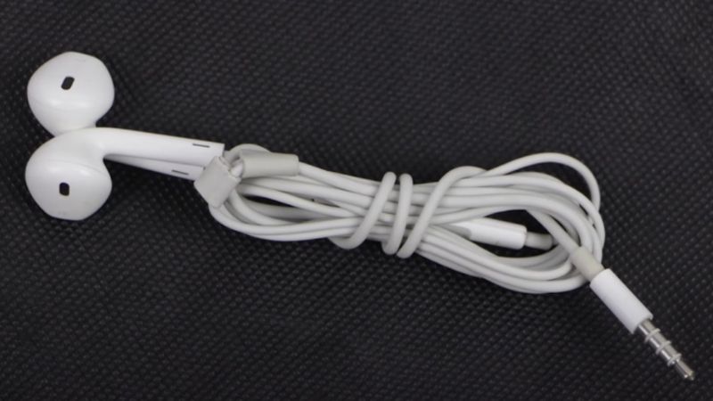 quấn dây tai nghe theo kiểu quấn đôi