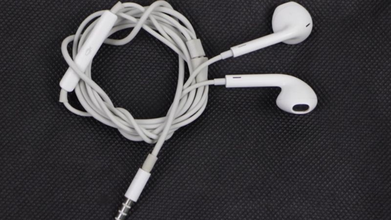 quấn dây tai nghe theo vòng tròn